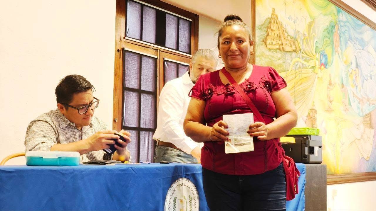 Entregan 27 pasaportes a guatemaltecos avecindados en Campeche